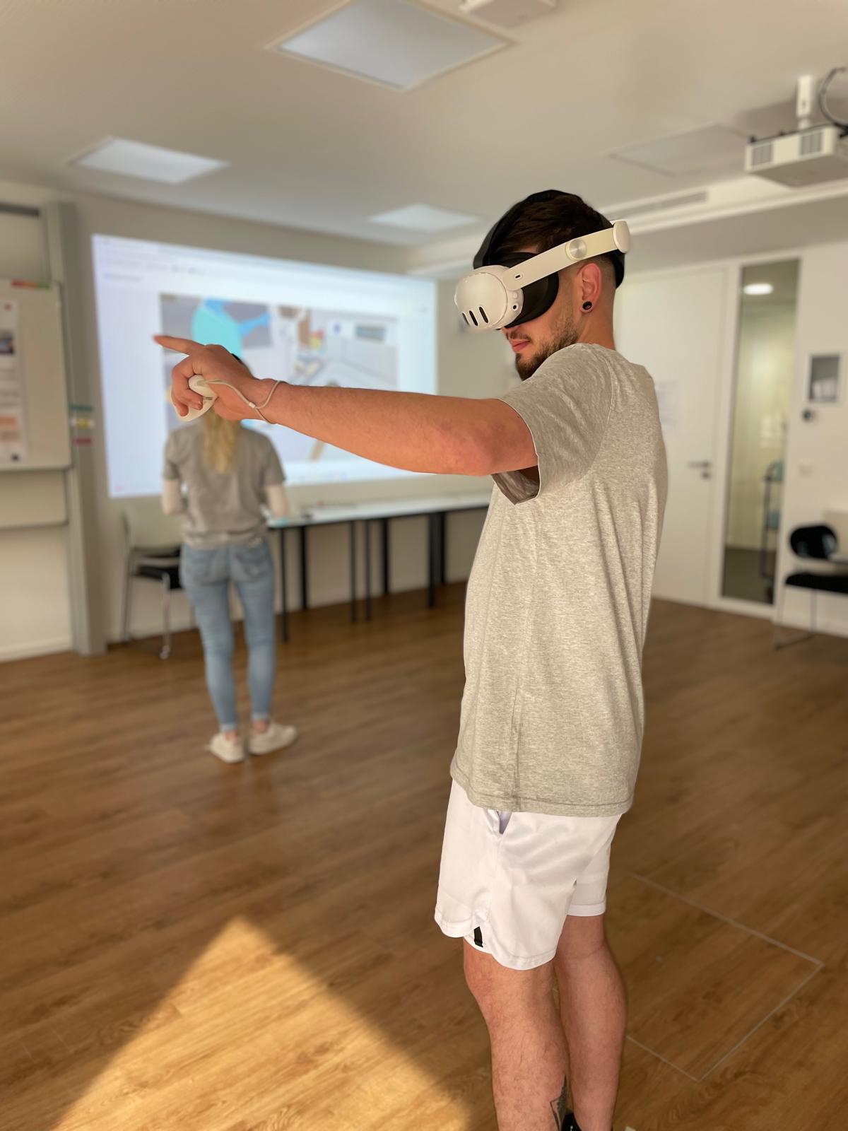 Student mit VR-Brille übt in einem Seminarraum