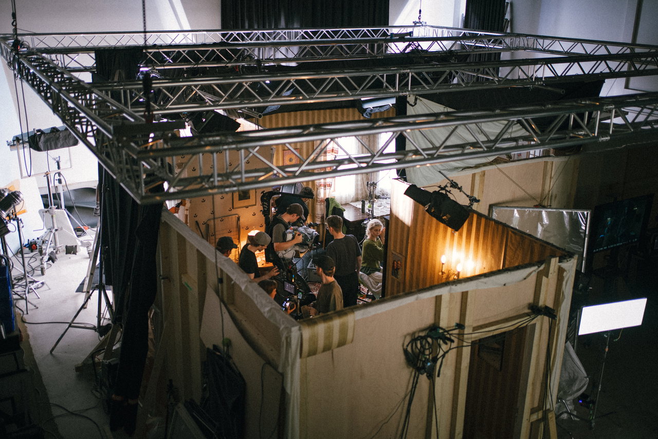 Filmset in der Filmproduktionshalle der FH Salzburg: aufgebautes Wohnzimmer unter Scheinwerfern