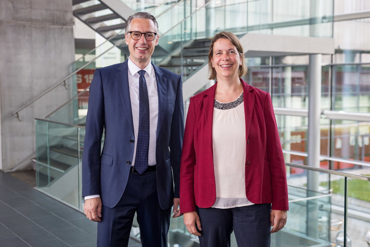 FH-Rektor Dominik Engel und Departmentleiterin Geja Oostingh im Foyer der FH Salzburg