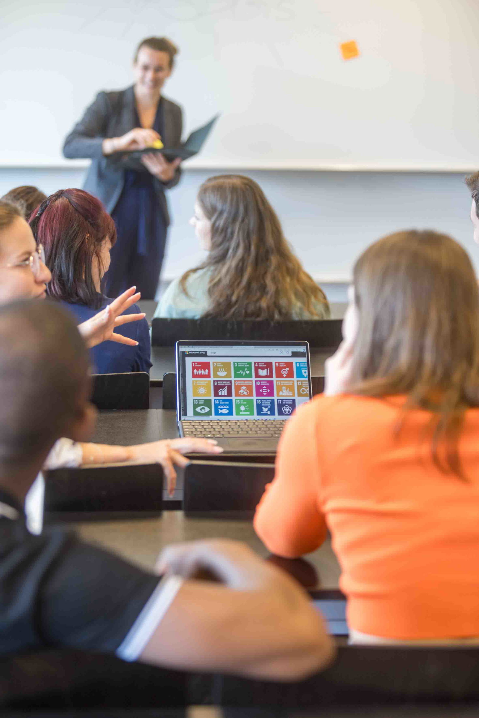 Lehrperson unterrichtet im Hörsaal