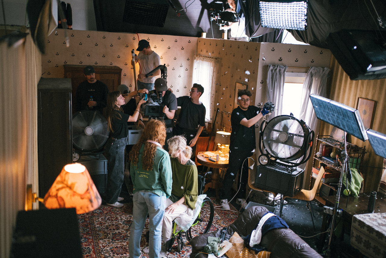 Filmteam bei Dreharbeiten im nachgebauten Wohnzimmer