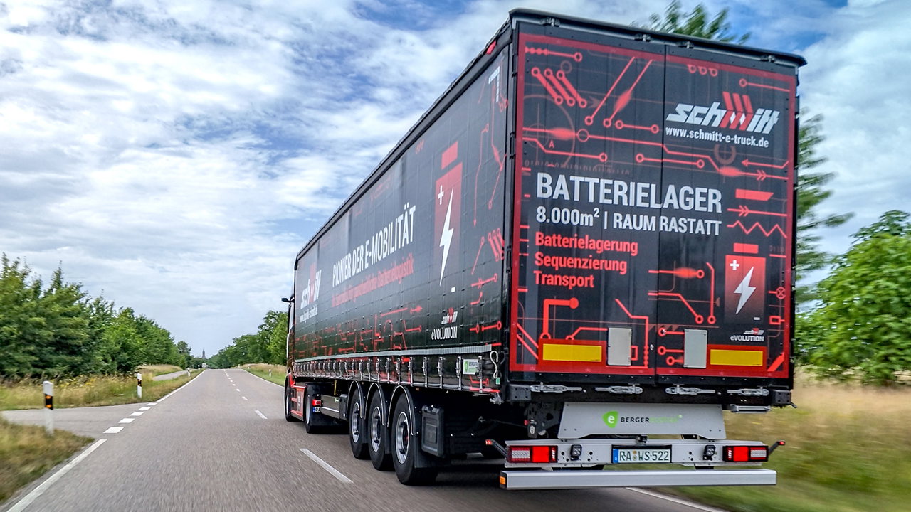 A 4.8-tonne lightweight: the BERGERecotrail with a body by Schmitz Cargobull.