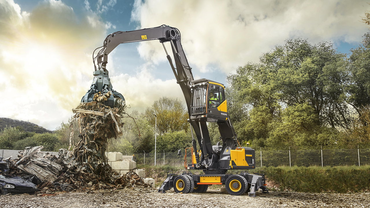 Der Volvo EW240E MH: Eine echte Materialumschlagmaschine für Recyclinghöfe, Schrottplätze und Sortieranlagen.