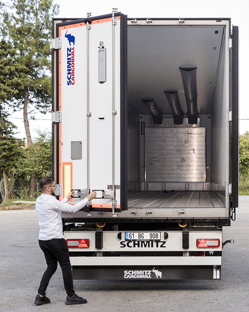 Bei unberechtigten Türöffnungen sendet TrailerConnect eine Meldung und das Unternehmen kann den Fahrer warnen.