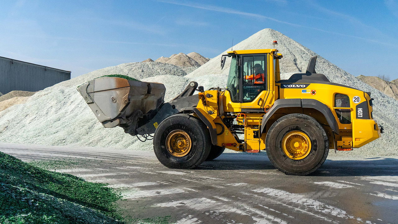 Nach der Grundüberholung und dem Einbau aller neuen Komponenten gleicht der Volvo L120H optisch wie technisch einer Neumaschine.
