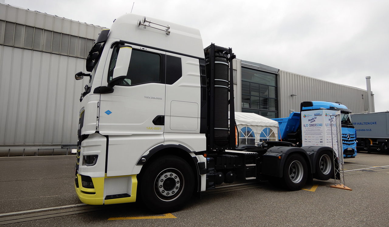 MAN hat den Wasserstoffverbrenner im hTGX bereits, Daimler Truck erprobt in dem blauen Arocs-Kipper rechts seine eigene Version.