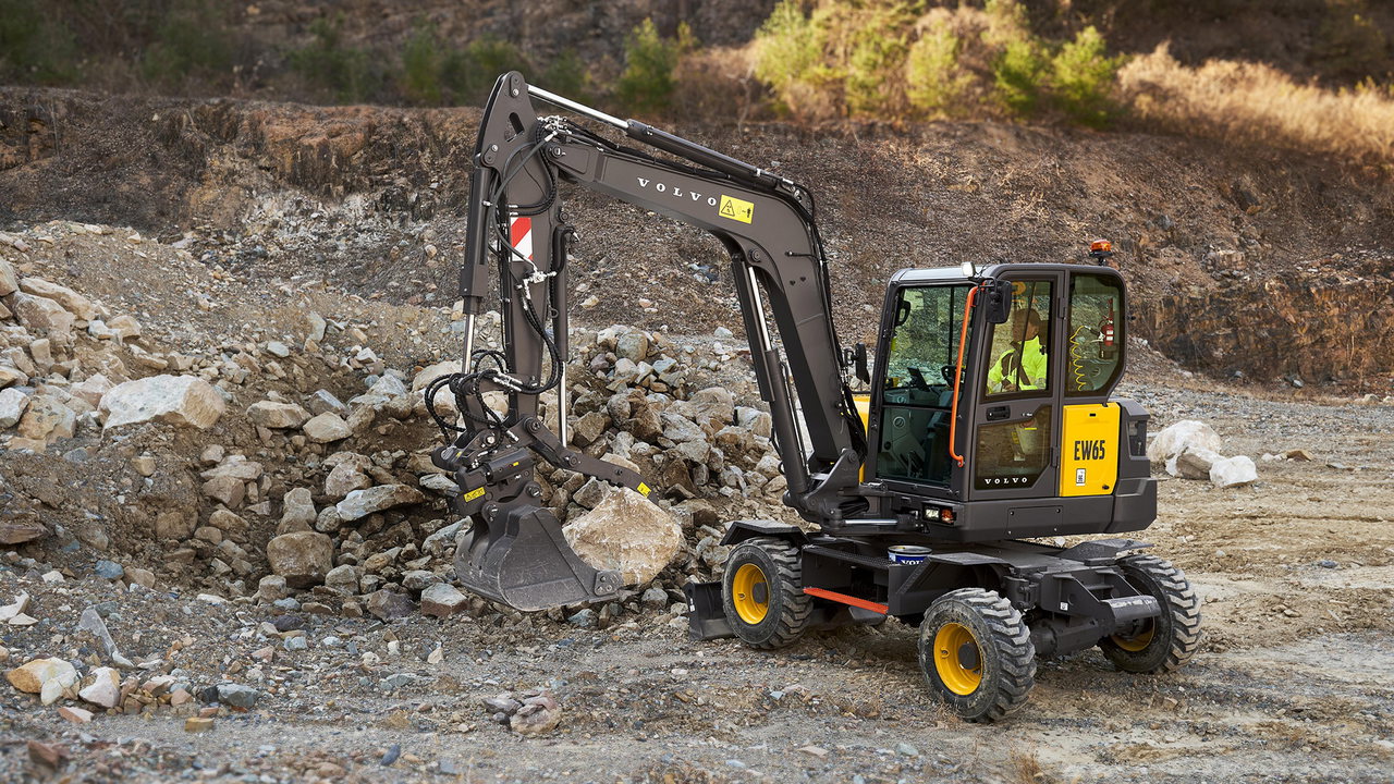 Der kompakte Mobilbagger Volvo EW65 vereint die Vorteile einer wendigen Kurzheckkonstruktion mit der Mobilität auf Rädern für verschiedene Einsatzorte.