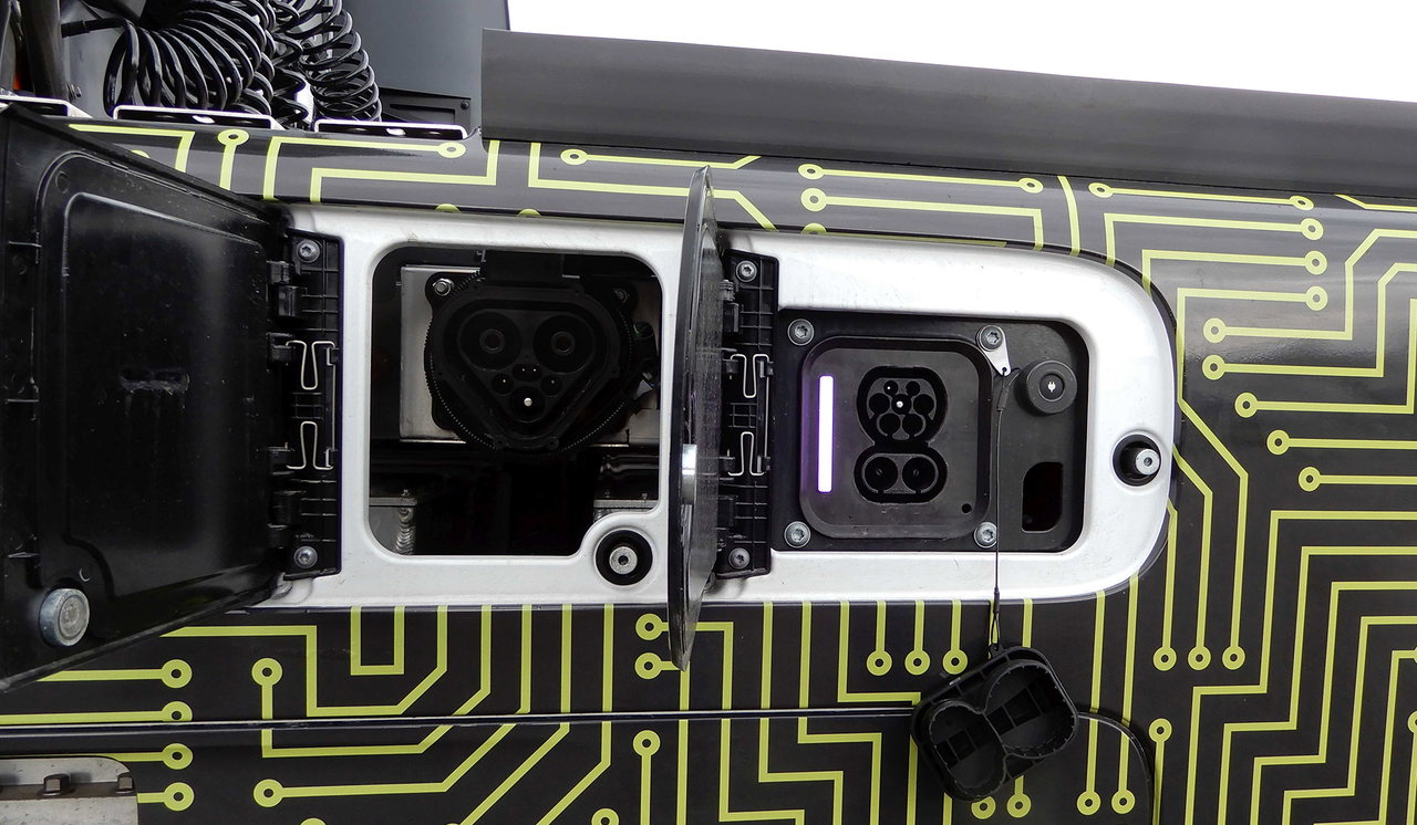 Entre outras marcas, a Daimler Truck oferece, como opção, tomadas de carregamento CCS e MCS nos camiões elétricos pesados.