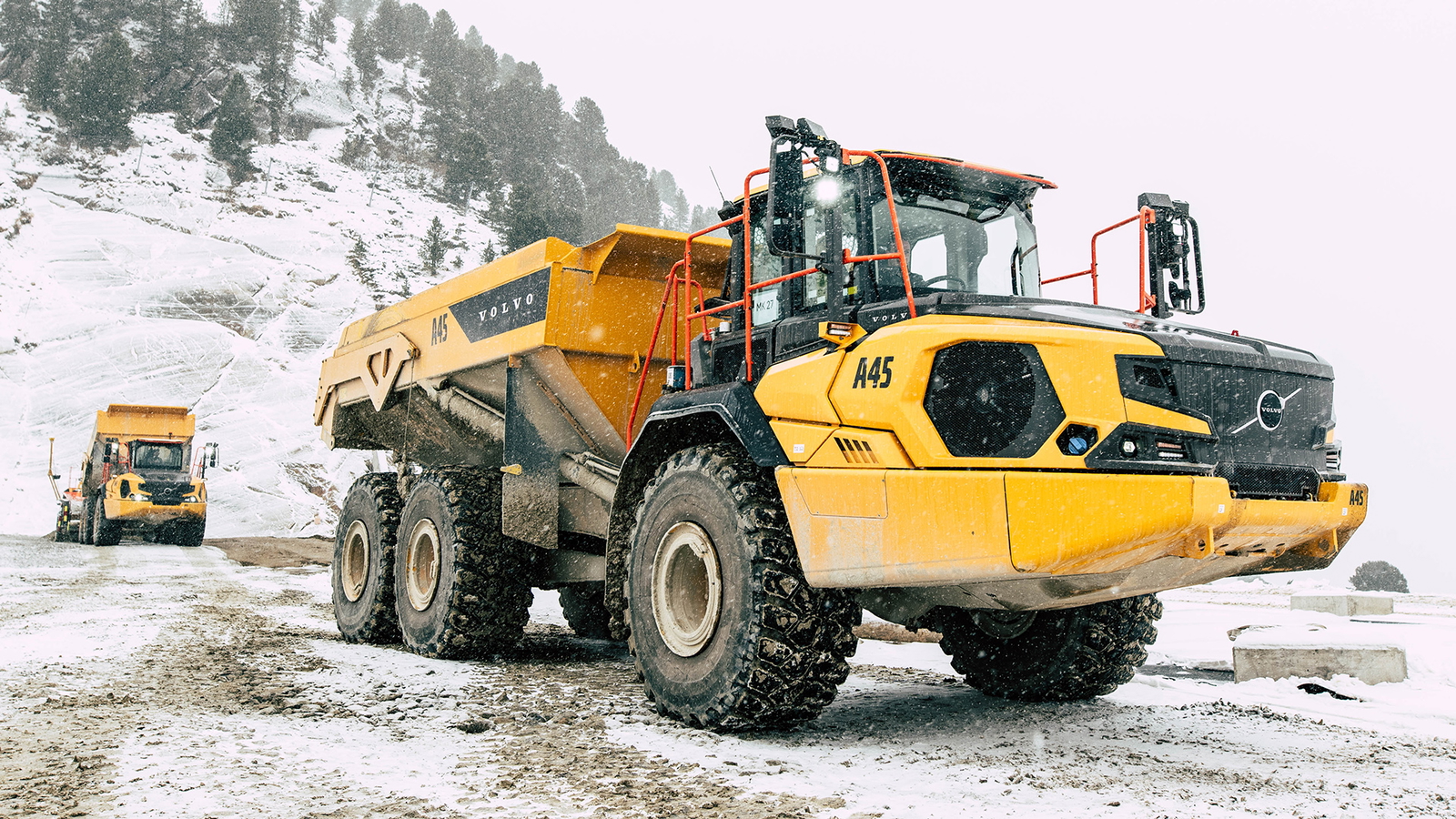 Gruppenbild mit Personen vor einem Volvo-Radlader.
