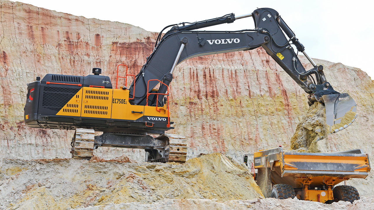 Den Volvo EC750E hat hat AKW im Jahr 2025 für den Tagebau in Schnaittenbach angeschafft.