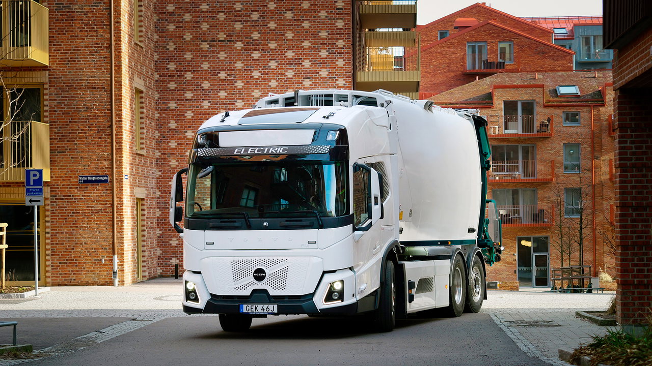 Perfekter Abfallsammler: Volvo FM Low Entry Electric mit Niederflurfahrerhaus und Elektroantrieb.