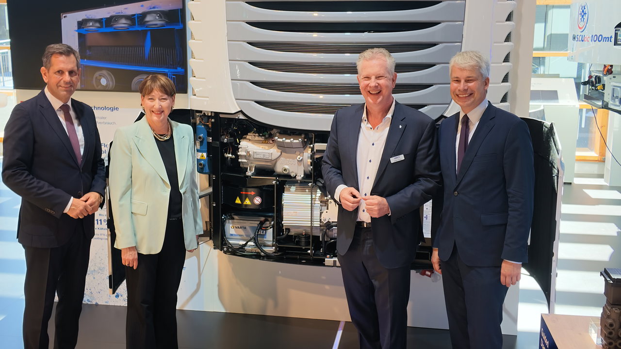 Hoher Besuch: Andreas Schmitz, CEO der Schmitz Cargobull AG (2. v.r.) begrüßte Bundesverkehrsminister Steffen Bilger (rechts), Olaf Lies Ministerpräsident des Landes Niedersachsen (links) und Hildegard Müller, Präsidentin des Verbands der Automobilindustrie, auf dem Stand im Pavillon 33.