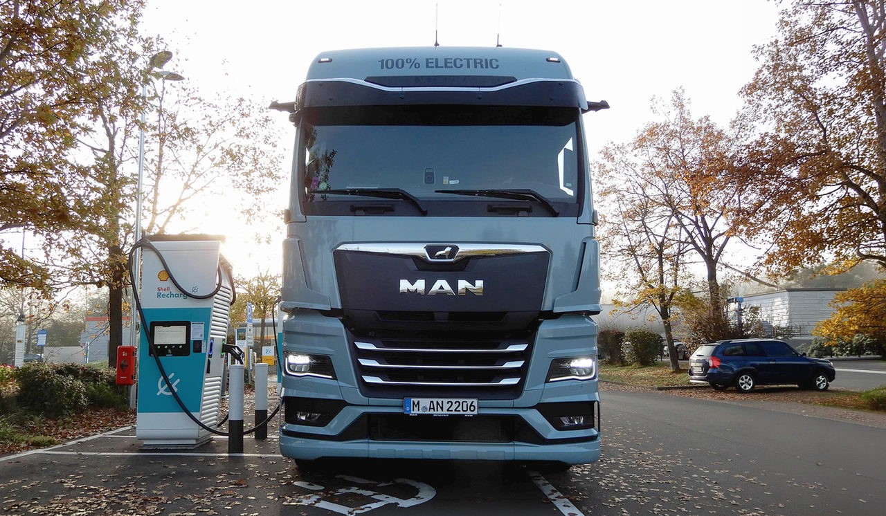 Auf vielen Autohöfen sind die Ladesäulen in erster Linie für E-Autos installiert und sind für Zugmaschinen wie diesen MAN eTGX nur abgesattelt zu erreichen.