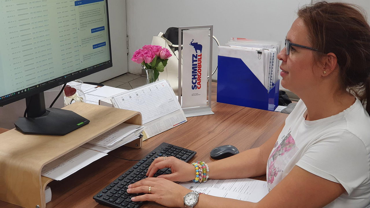 Edina Téczely-Eichkern, Servicekoordinatorin bei Best Camion Kft., lässt sich von DR. COOL in ihrer Heimatsprache Ungarisch beraten. 