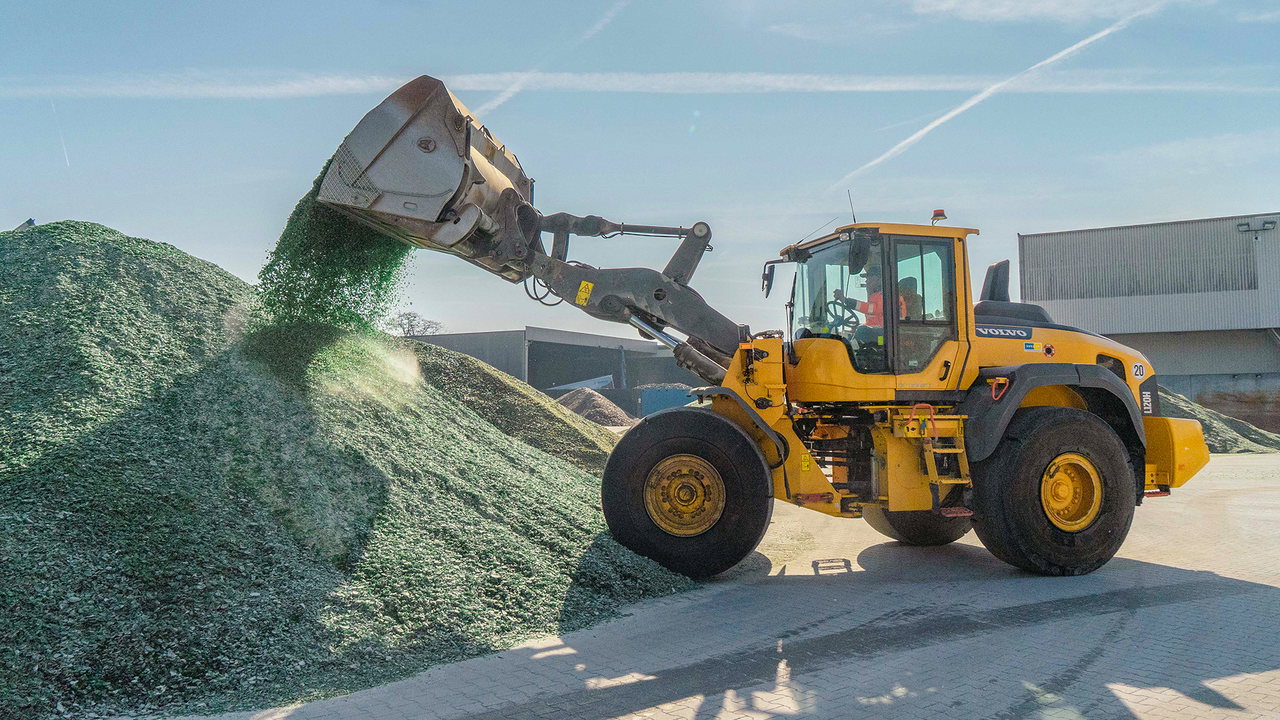 Auf dem Hof des Recyclingunternehmens Reiling setzen dem Volvo L120H abrasive Materialien des Glasbruchs stark zu.