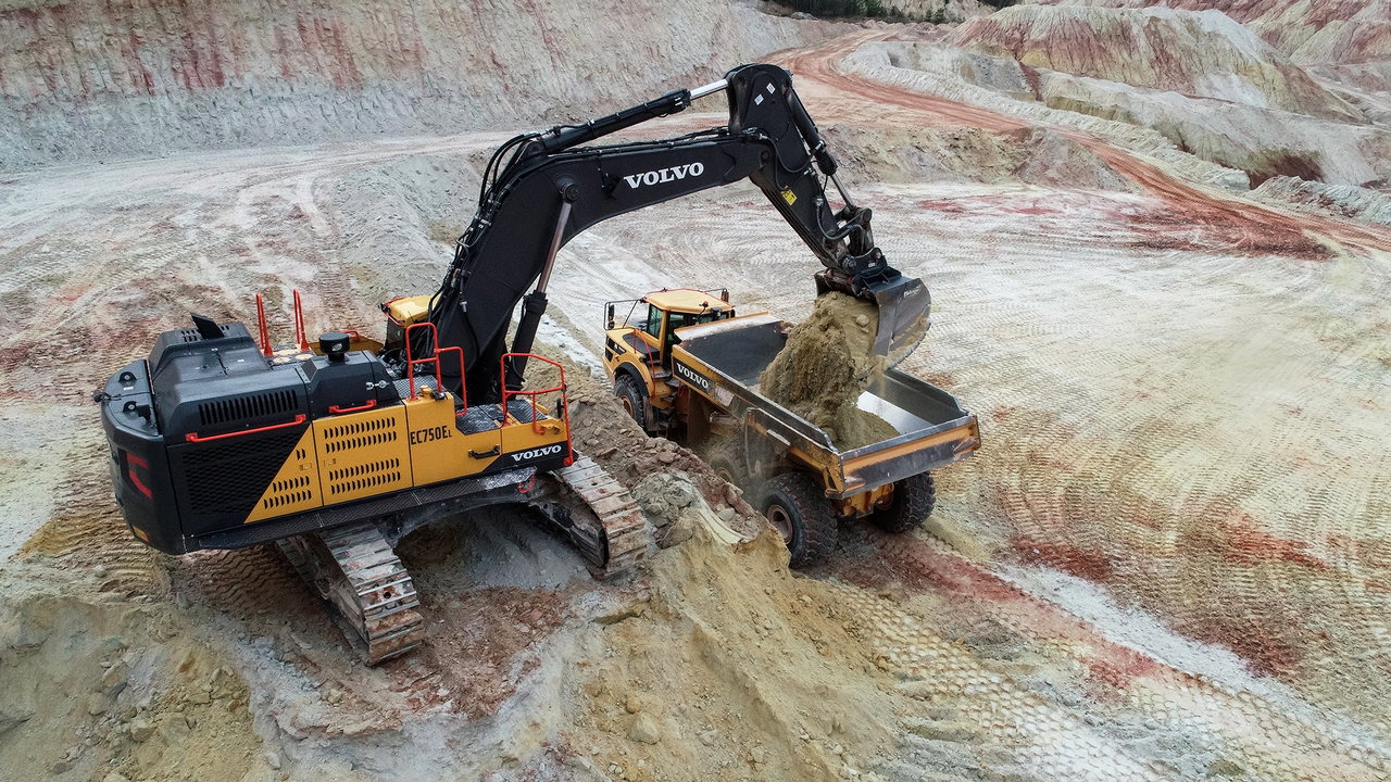 Der gewaltige Volvo EC750E belädt die Dumper mit nur wenigen Ladespielen.