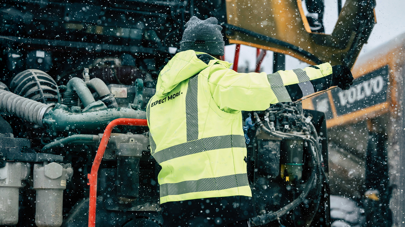Monteure nehmen einen abgeseilten Radlader in Empfang.