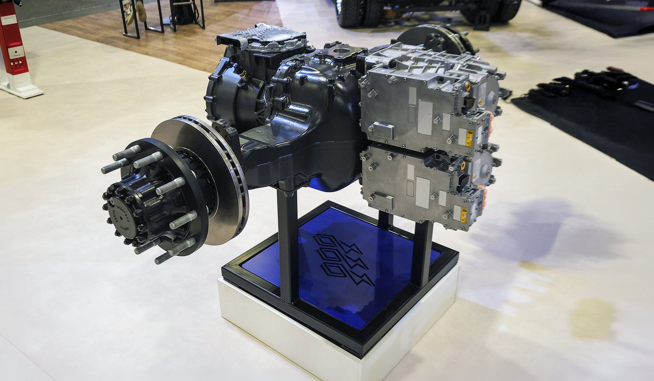 No eixo elétrico (neste caso, a versão da Volvo e da Renault Trucks) estão integrados motores elétricos e caixas de velocidades.