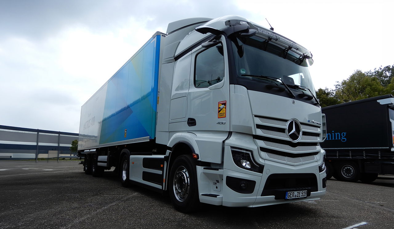 Jüngster E-Lkw von Daimler Truck: der Mercedes-Benz eActros 400 als neuer kleiner Bruder des eActros 600.