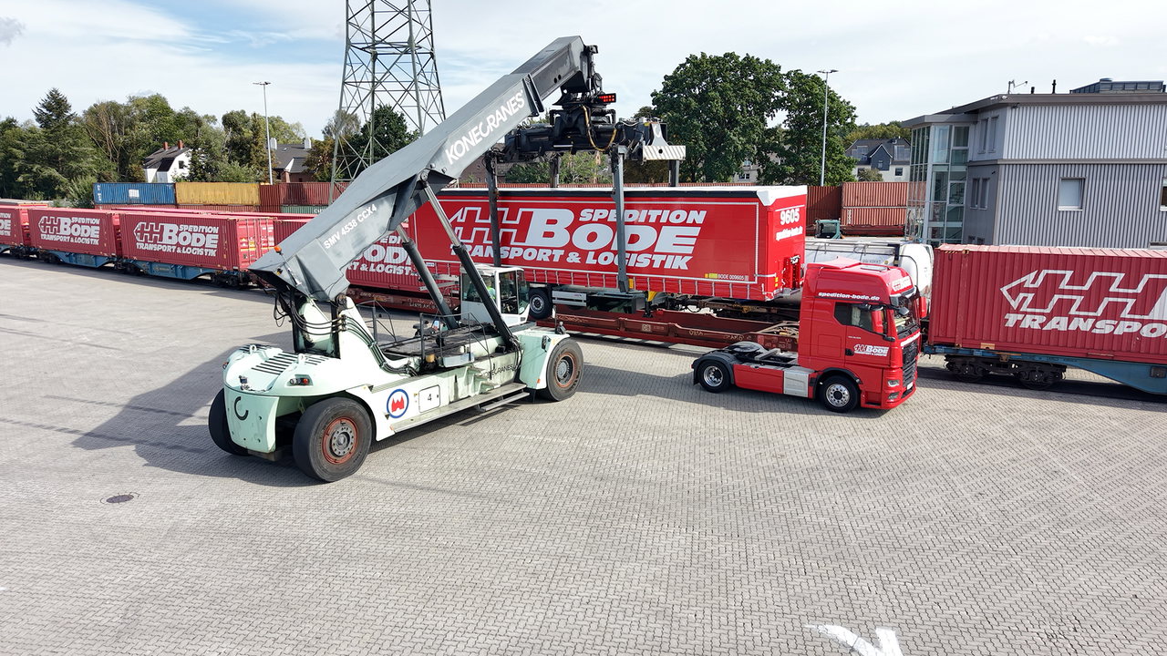 Der eigene Zug bringt dreimal pro Woche Container und bahnverladbare Sattelauflieger von Lübeck nach Stockholm.