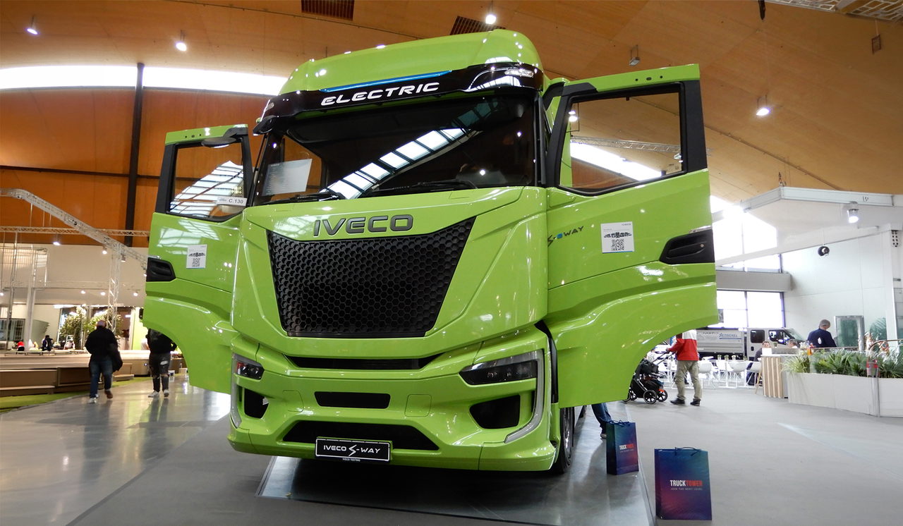 Der Iveco S-eWay tritt in seiner aktuellen Version mit einer neu gestalteten, aerodynamisch vorgewölbten Front auf den Plan.