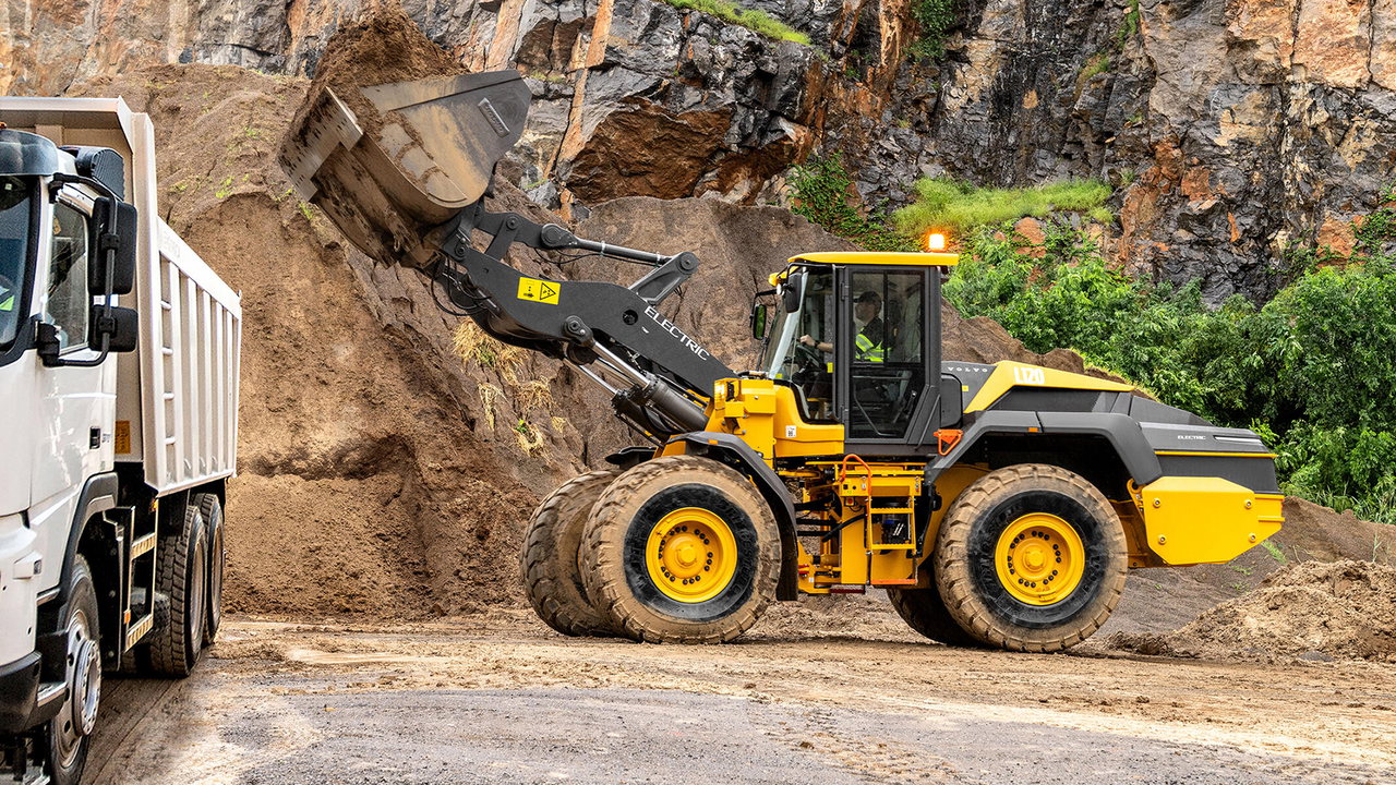 Der 20-Tonnen-Elektroradlader Volvo L120 Electric liegt mit der Leistung des Dieselmodells gleichauf, arbeitet aber leise und abgasfrei. 