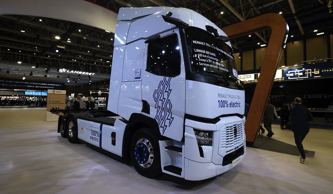 Renault Trucks präsentierte den E-Tech T mit E-Achse erstmals auf der Solutrans 2025 – ausschließlich als 6x2 mit lenk- und liftbarer Nachlaufachse.