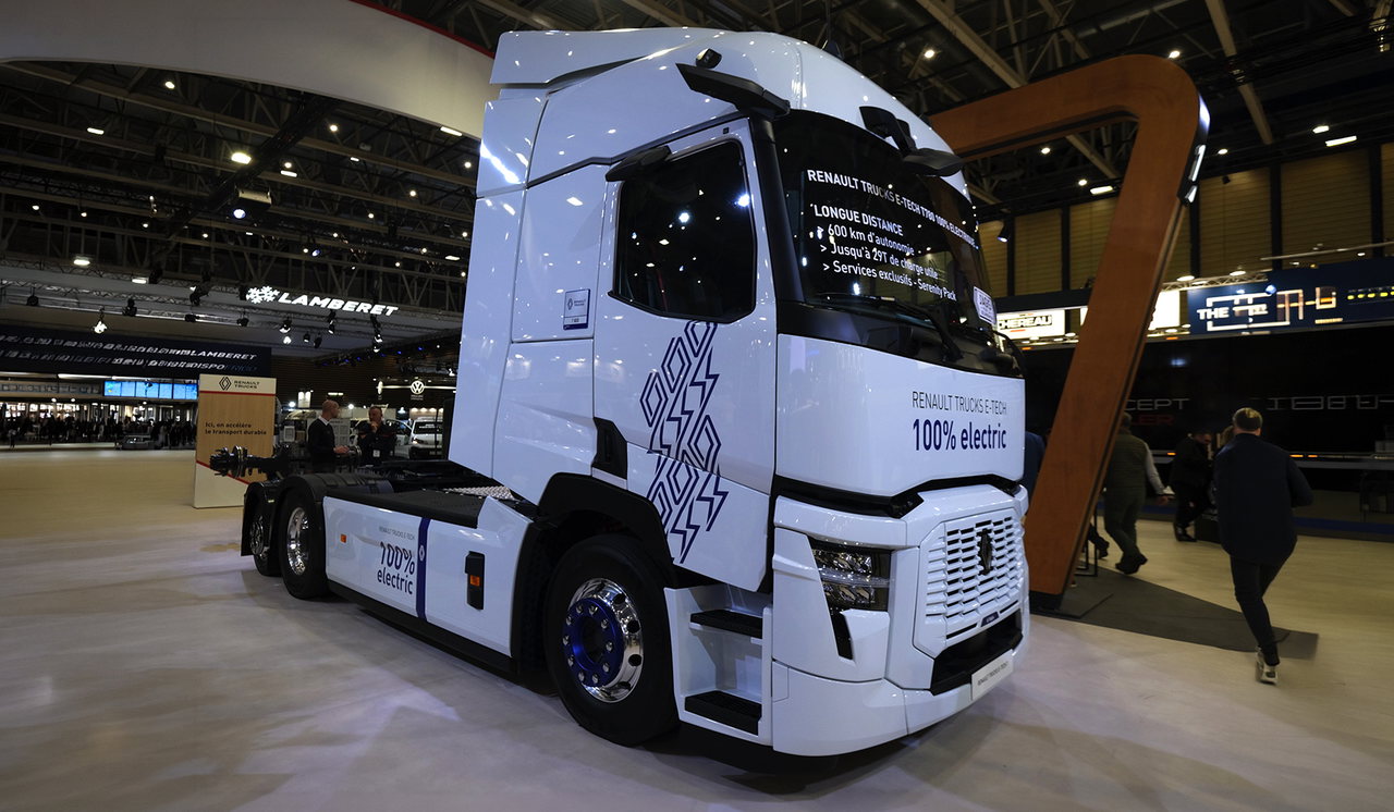 A Renault Trucks apresentou pela primeira vez o E-Tech T com eixo elétrico na Solutrans 2025 – exclusivamente na versão 6x2 com eixo não motor direcionável e elevável.