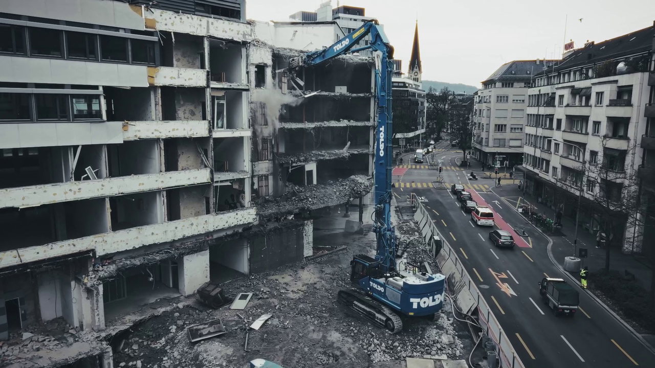 Der Volvo EC500 High Reach beim präzisen Arbeiten im 4. OG.