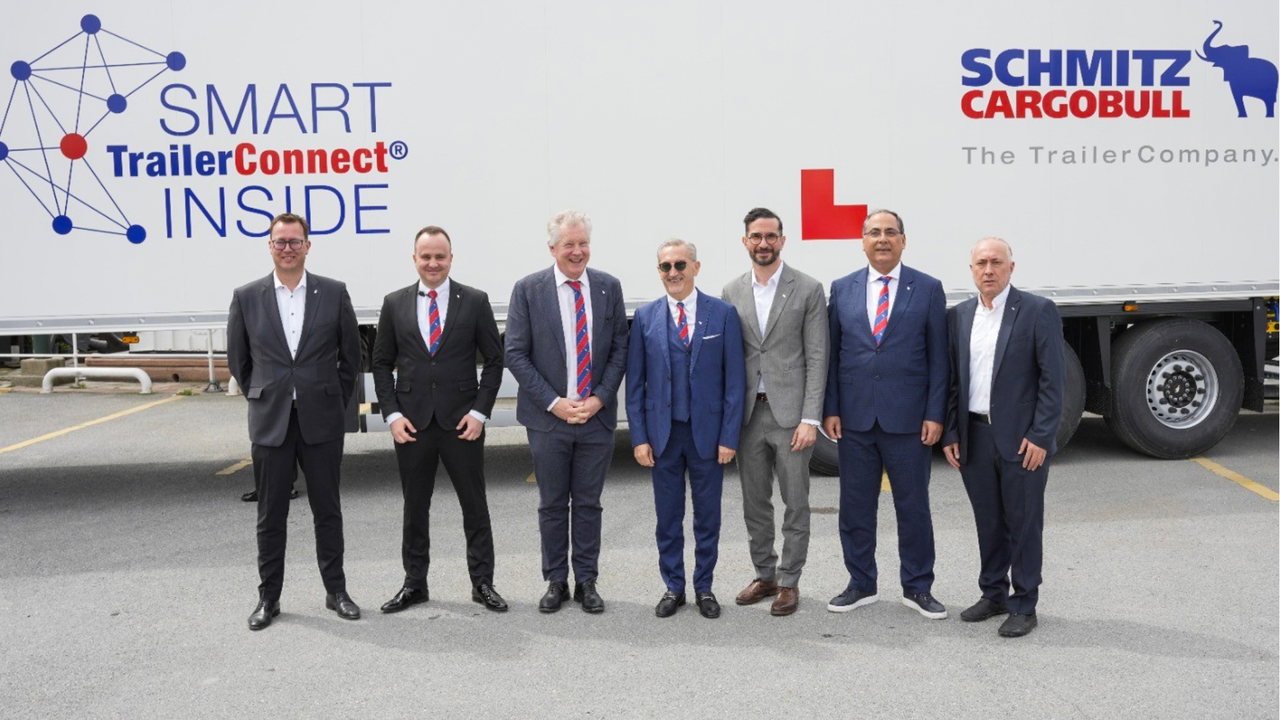 From left: Dominik Henne (Director of Procurement, Schmitz Cargobull AG), Ibrahim Sari (Product Marketing Manager, Schmitz Cargobull Turkey), Andreas Schmitz (CEO, Schmitz Cargobull AG), Kerem Tas (Managing Director, Schmitz Cargobull Turkey), Dr Cafer Ince (Head of Product Line Digital Services, Schmitz Cargobull AG), Murat Tokatli (Head of Sales and Marketing, Schmitz Cargobull Turkey), Mehmet Dinçer (Director of Aftersales, Schmitz Cargobull Turkey)