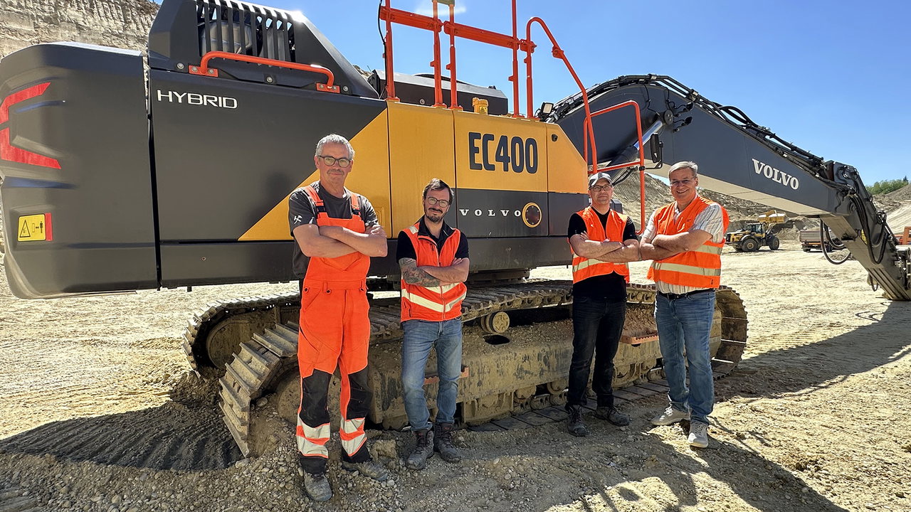 Überzeugt von Leistung und Verbrauch des EC400 Hybrid (v.l.n.r.): Fahrer Johann Eibl, Christian Gammel (Teamleiter Technik), Betriebsleiter Jörg Tscharke und Gerhard Brunlehner (Verkaufsberater Robert Aebi)