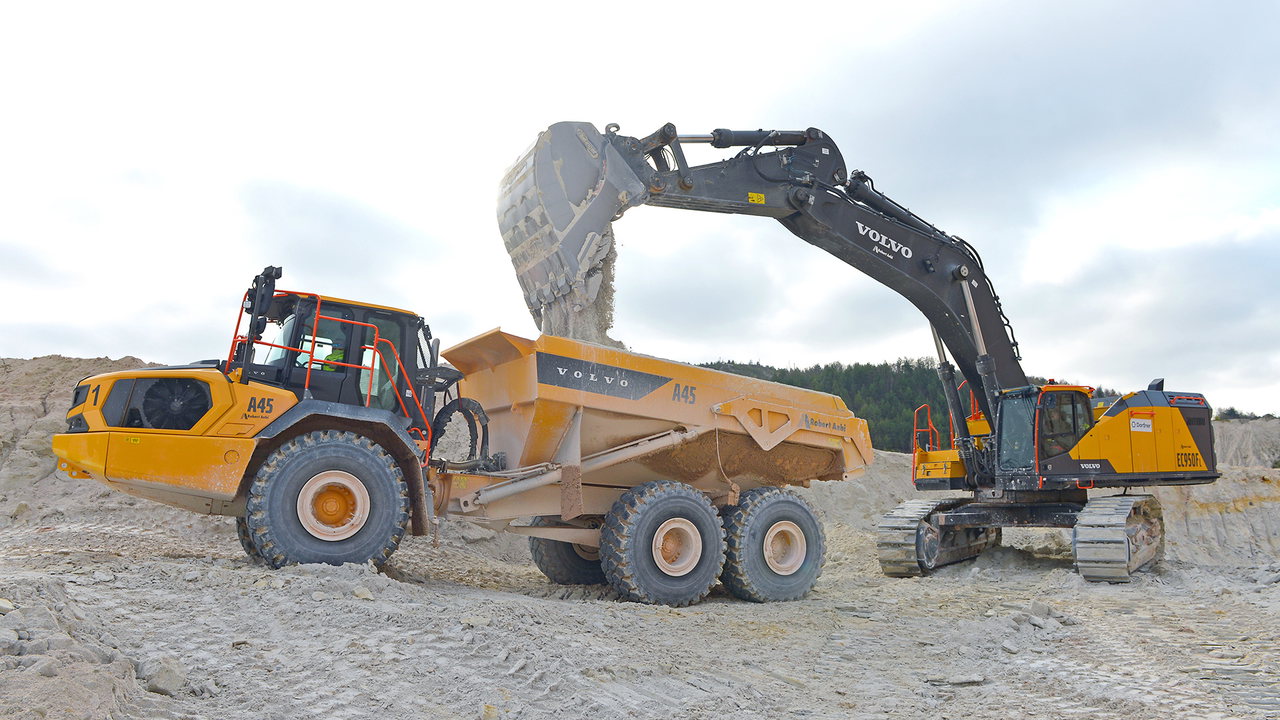 Nur wenige Löffel des riesigen EC950F reichen, dann ist der Dumper mit maximalem Gewicht startklar.