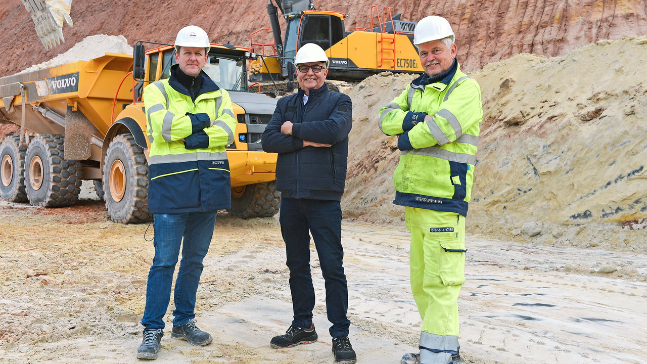Man schätzt und versteht sich (v.l.): Daniel Kaminski, Tagebauleiter bei AKW, Walter Kraus, Verkäufer bei Robert Aebi, und Schichtleiter Ludwig Hummer.