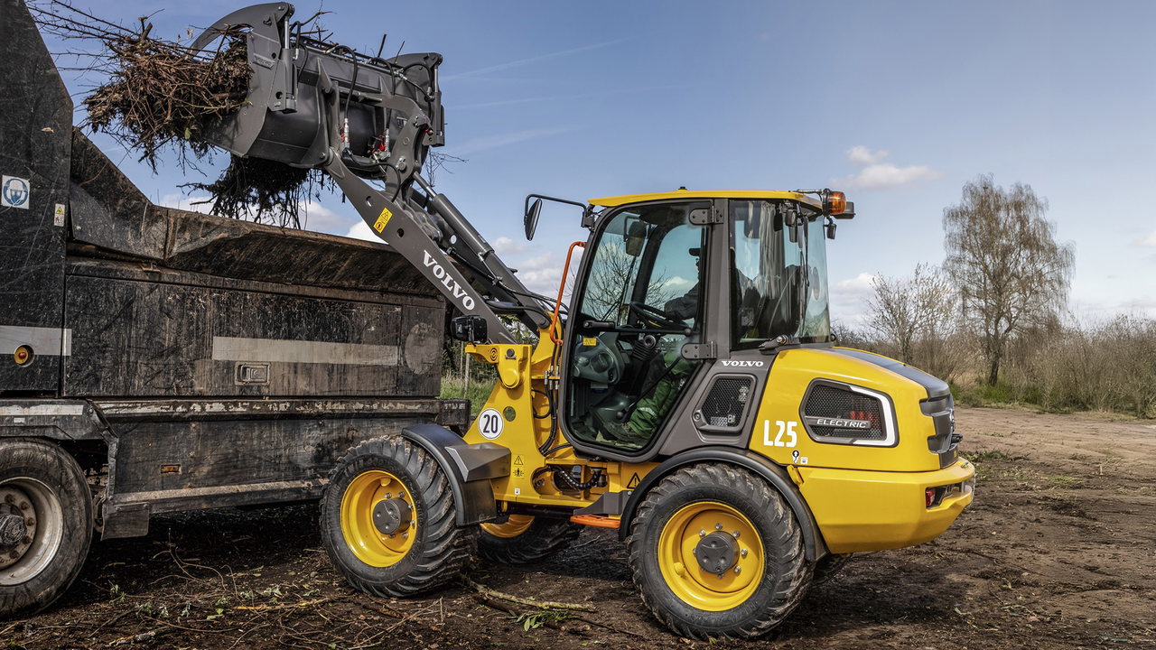 Das Herzstück des Volvo L25 Electric bildet eine Lithium-Ionen-Batterie mit einer Kapazität von bis zu 56 kWh, ausgelegt für praxisnahe Einsatzzeiten von bis zu einem Arbeitstag. 
