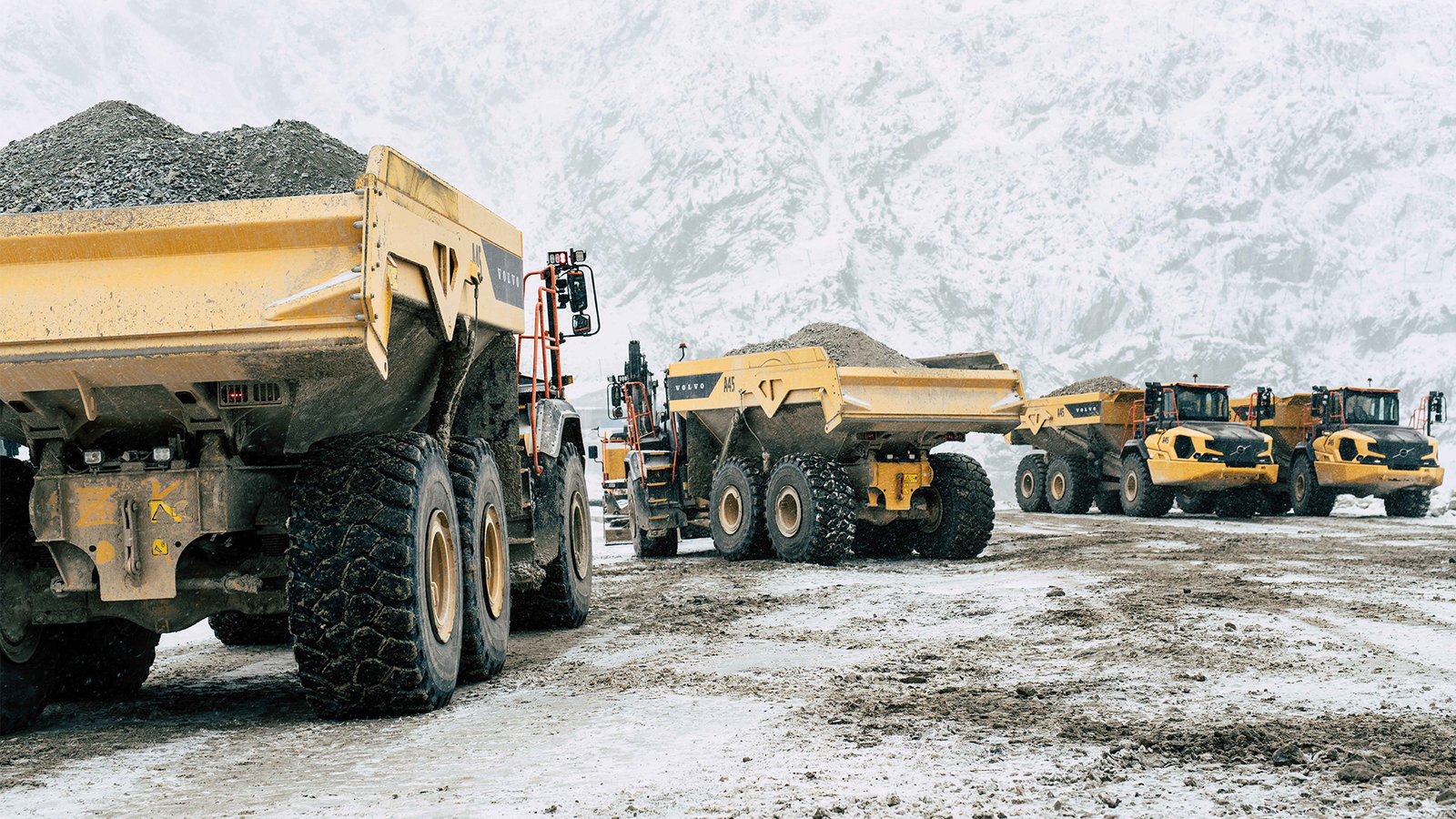 Radlader in einem engen Durchgang.
