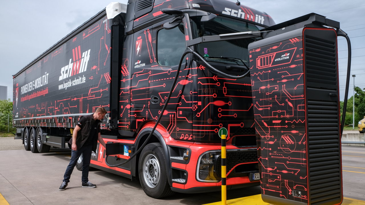 According to Schmitt, having your own charging points and sourcing electricity at a low cost are essential for the cost-effective operation of electric lorries.