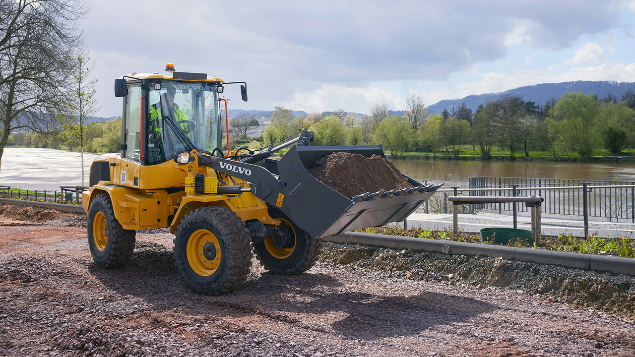 Dank seiner hohen Bodenfreiheit eignet sich der Volvo L35 besonders für unebene Einsatzbedingungen im Garten- und Landschaftsbau sowie auf Baustellen.