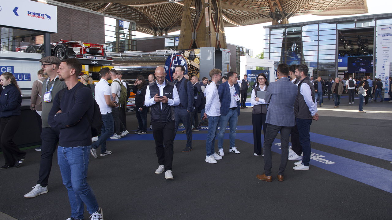 Mehrere Tausend Besucher interessierten sich für die zahlreichen Neuheiten auf dem Stand von Schmitz Cargobull im Pavillon 33.