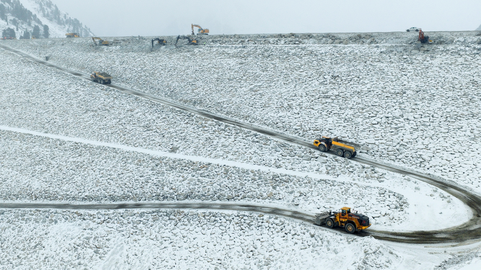 Elektrischer Radlader auf einer unterirdischen Baustelle.