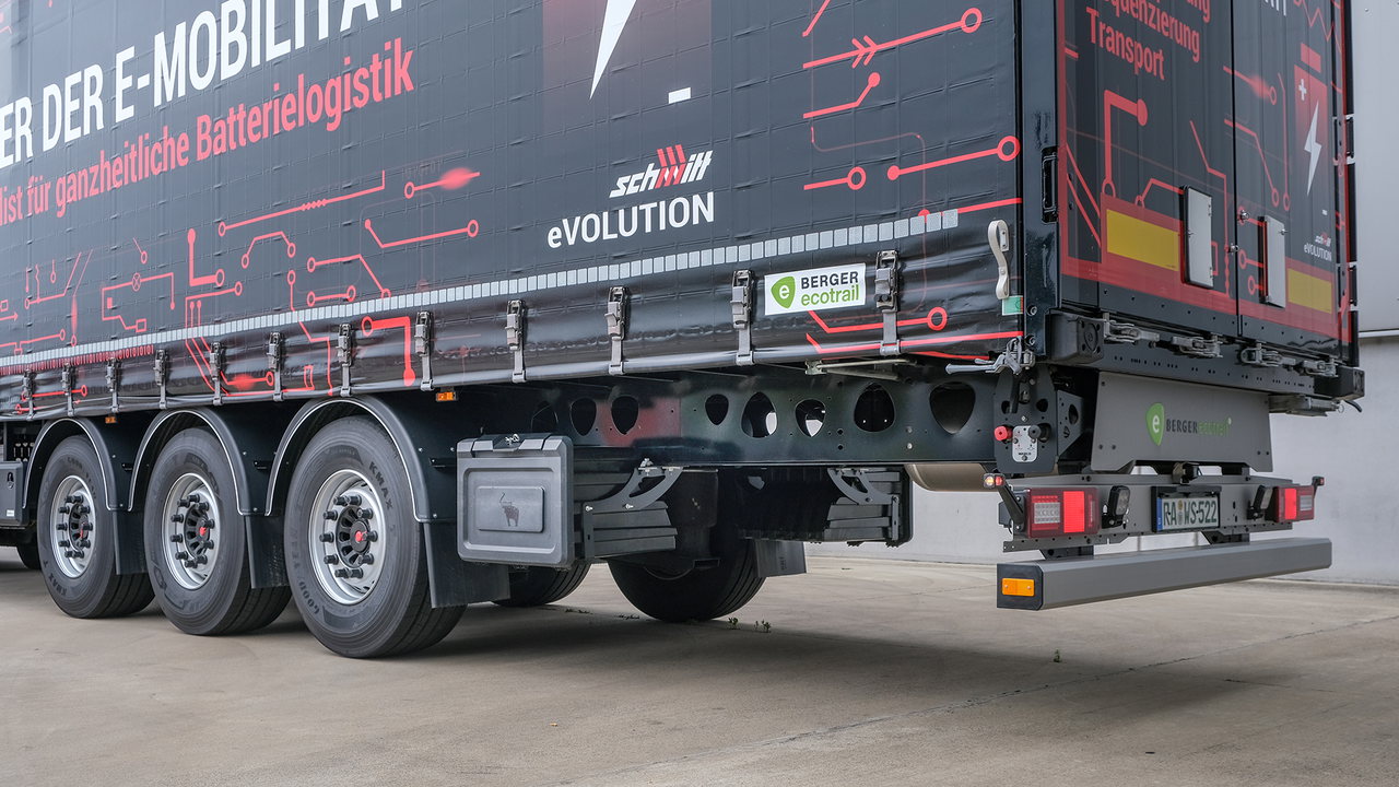 The axle assembly is positioned around 60 cm further forward than on a standard trailer, which alters the load distribution in favour of the drive axle load.
