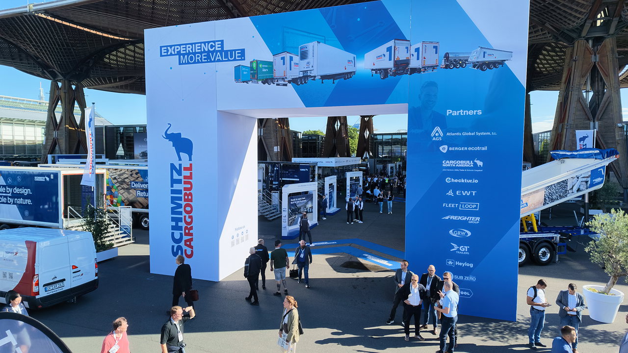 Ein unübersehbares Eingangsportal, 25 Exponate und 3.600 Quadratmeter Fläche: Auf der IAA zeigte Schmitz Cargobull Trailer, Kühltechnologie und digitale Lösungen rund um die Logistik.