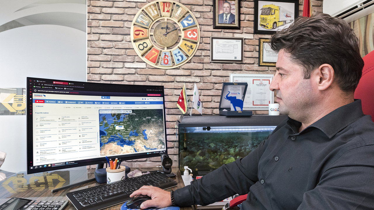 Inhaber Abdulkadir Kocaman verfolgt seine Fahrzeuge dank TrailerConnect in Echtzeit, im Büro in Trabzon am Bildschirm und unterwegs per App auf dem Smartphone. Bei Bedarf greift er ein.