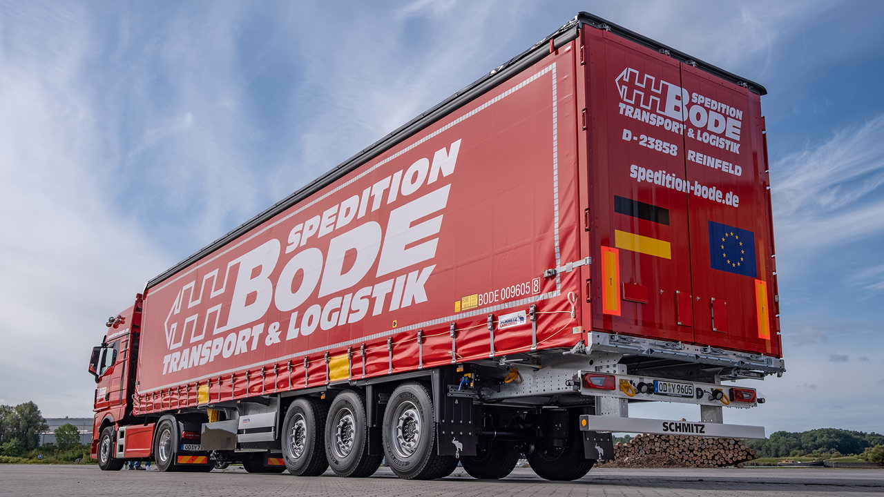 Verzinktes Chassis, Aufbau mit Code-XL-Zertifikat: Die bahnverladbaren S.CS Sattelcurtainsider sind für die Belastungen im intermodalen Verkehr gut gerüstet.