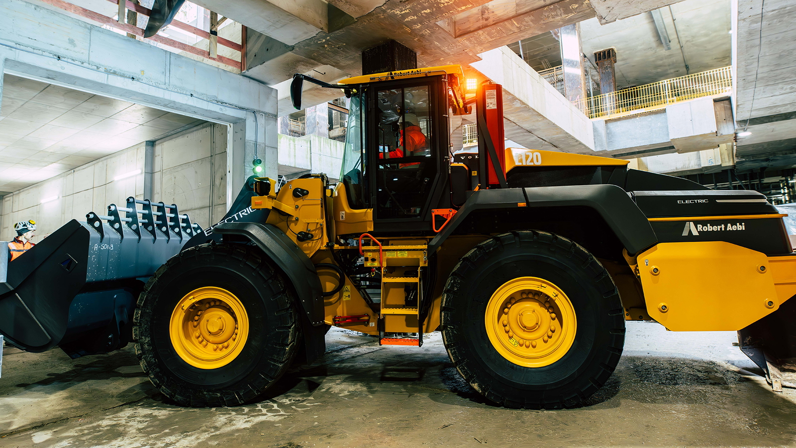 Elektrischer Radlader auf einer unterirdischen Baustelle.