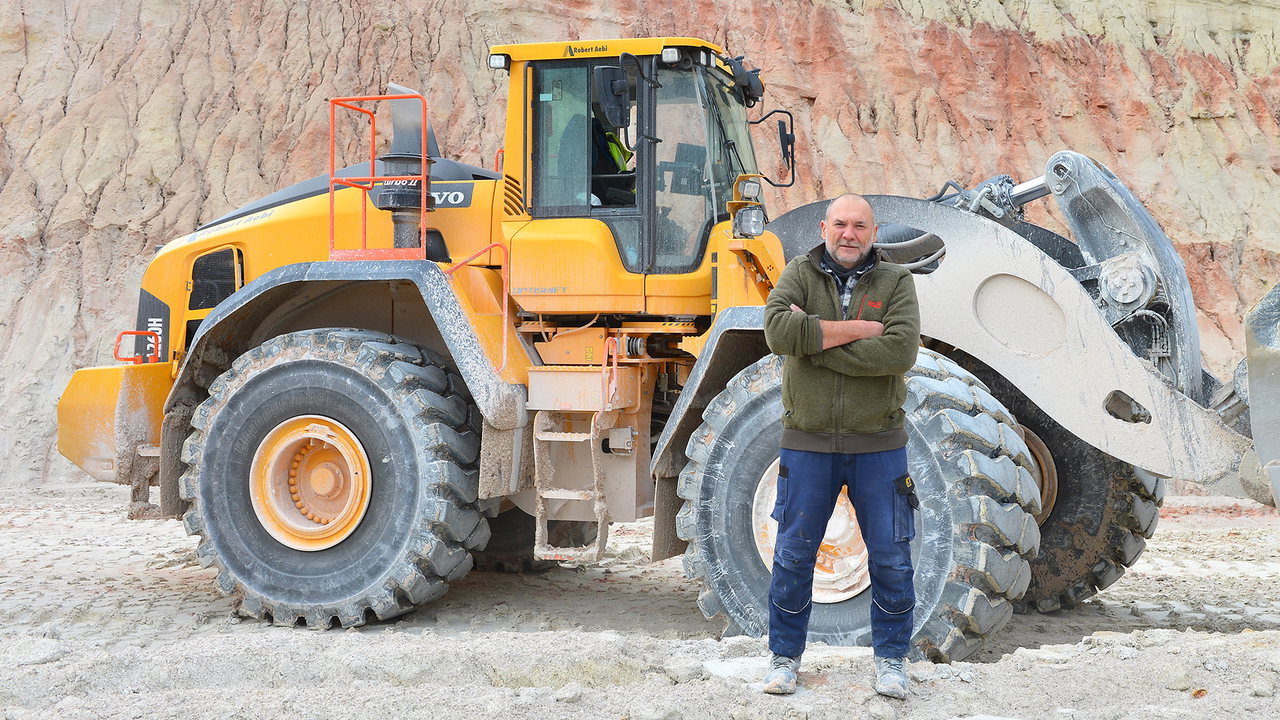 Josef Anzer (Dumper- u. Radladerfahrer) ist überwiegend mit dem Volvo-Radlader L260H im Einsatz.