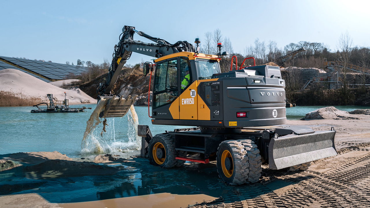 Als vollelektrischer 15-Tonnen-Mobilbagger mit 270 kWh Batteriekapazität ergänzt der Volvo EWR150 Electric das Swecon-Programm auf der Nordbau.