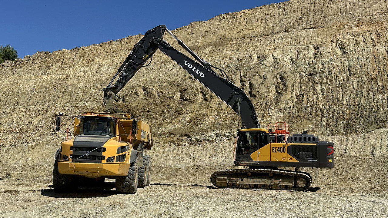 Der Volvo EC400 Hybrid und der A40-Dumper agieren bei Clariant im Bentonitabbau als eingespieltes Team.