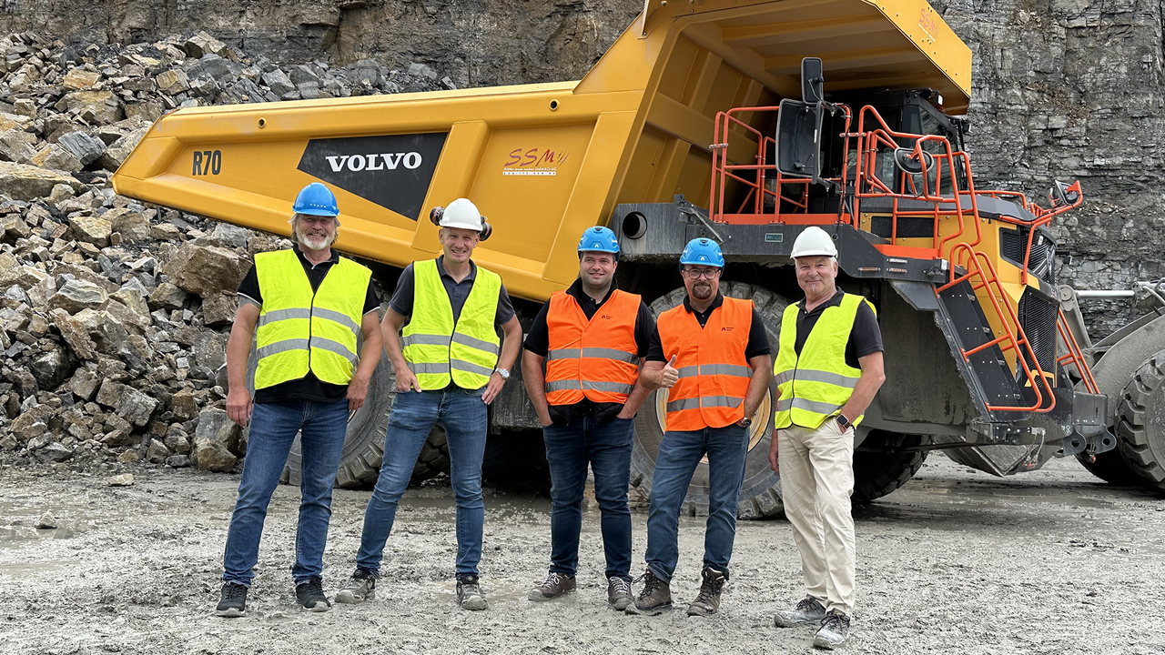 Haben den R70-Einsatz im Vorfeld genau geplant: Volker Bonnke, Technischer Produktspezialist Volvo CE, Sven Kerstner, 2. Geschäftsführer SHF, Christian Düll, Verkaufrepräsentant Robert Aebi, Stefan Kirsch, Verkaufsleiter Robert Aebi und Klaus Schneider, Geschäftsführer SHF