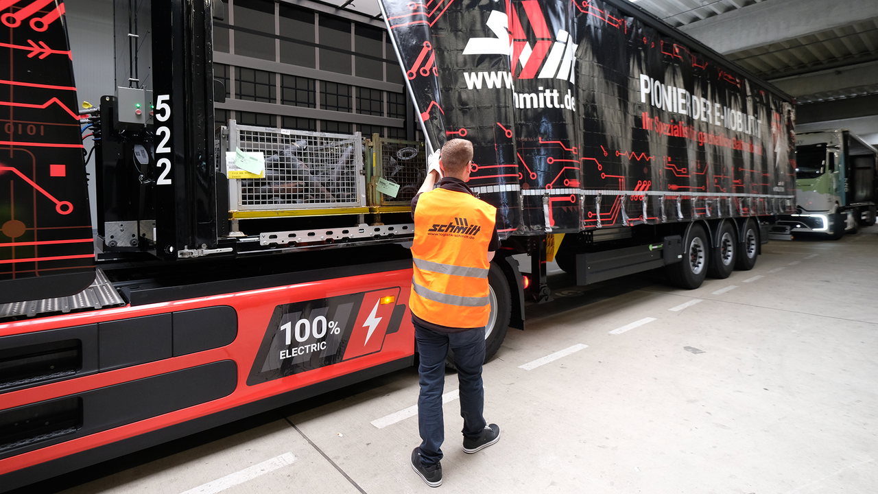 The Powercurtain load-securing tarpaulin enables the trailer to be loaded quickly and safely.