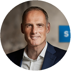 Florian Forster vor einer Volvo-Baumaschine